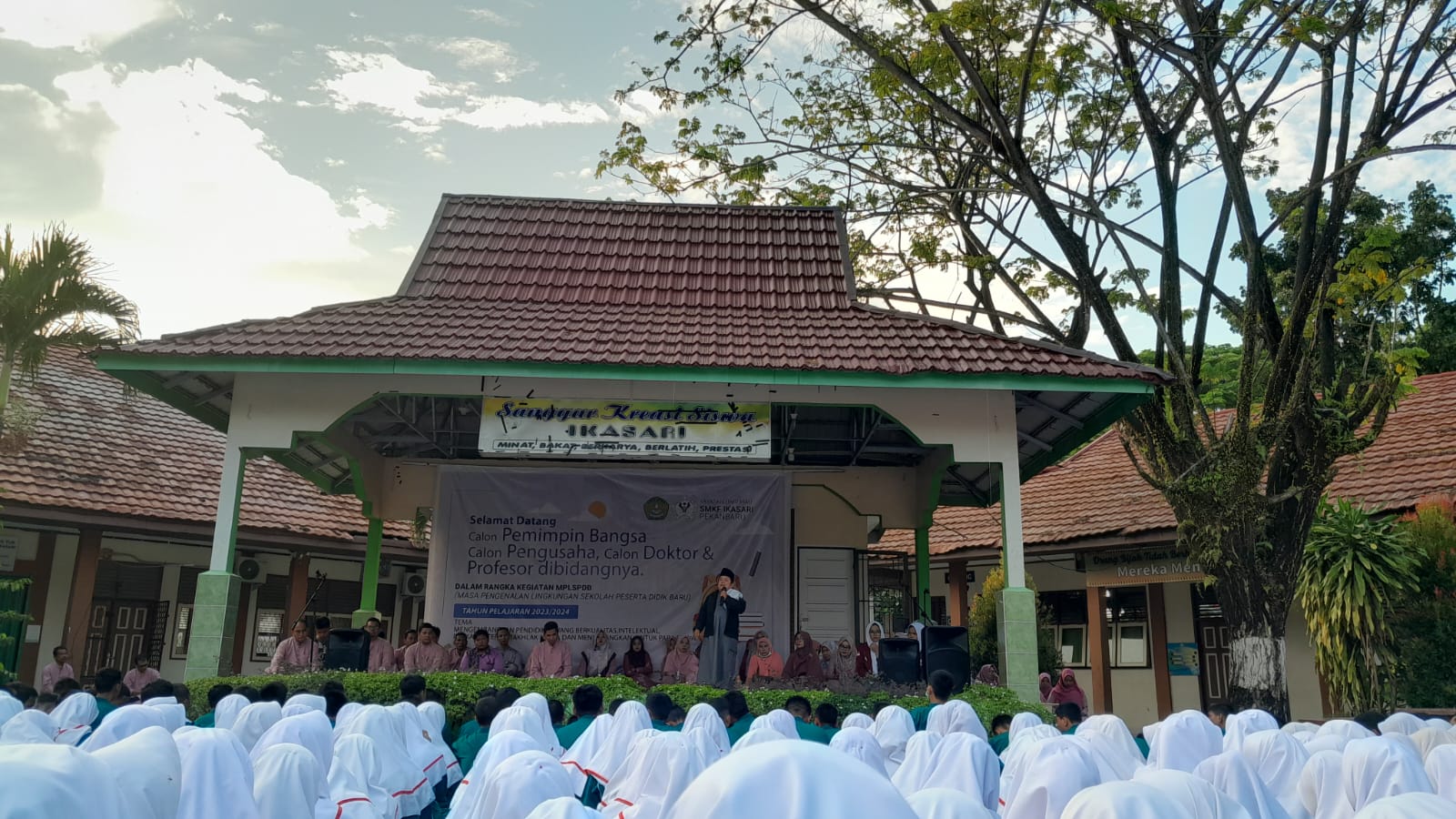 SMKF Ikasari Pekanbaru Adakan Kajian Rutin Jum’at Awal Bulan Bersama Ustad Rasmi